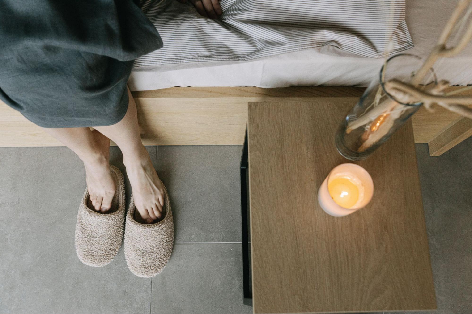 Ноги в тапочках. Одеть тапки. Тапочки. Домашние тапки на пробковой подошве. Девочка надевает тапочки.